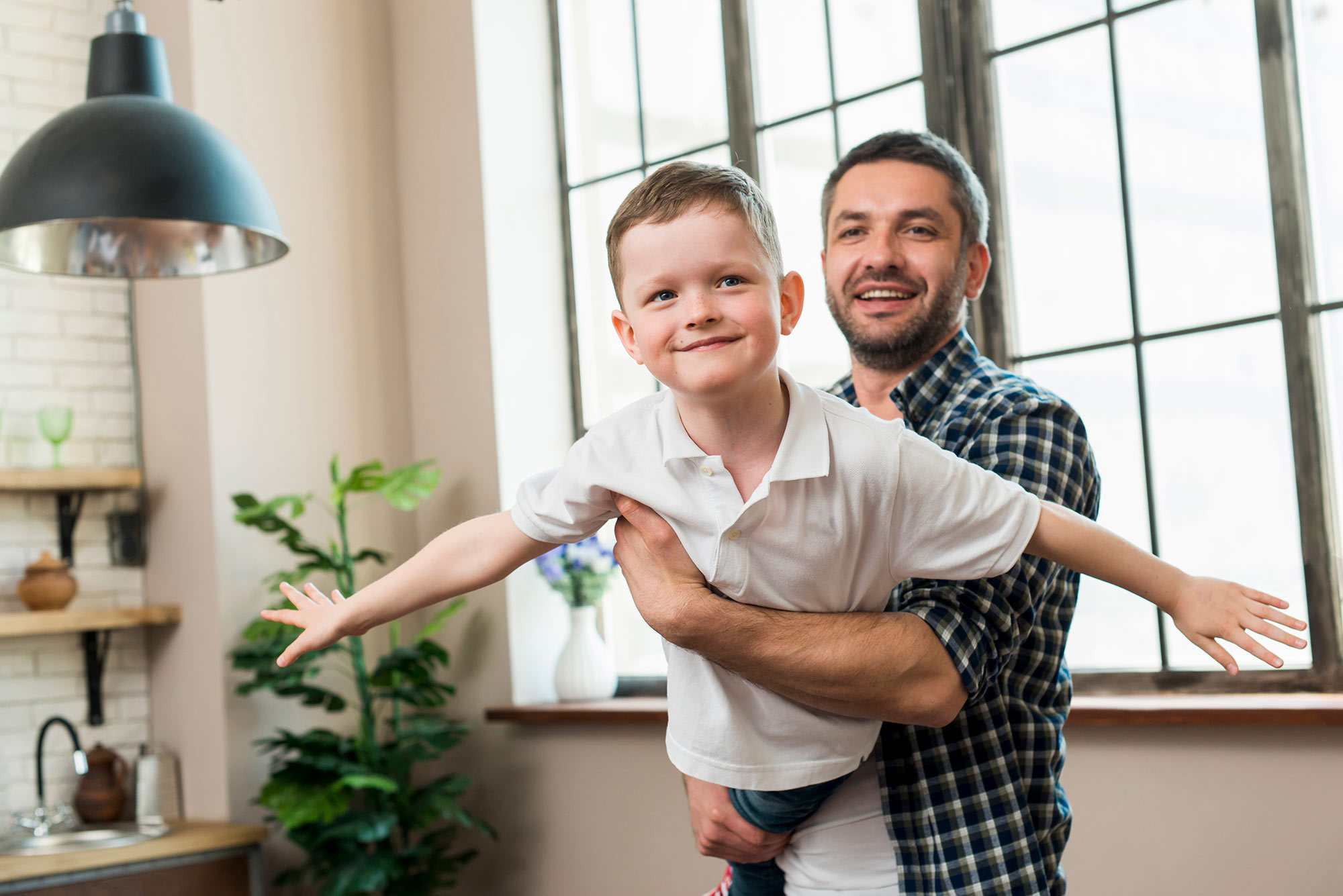 Barn som lyfts av en man
